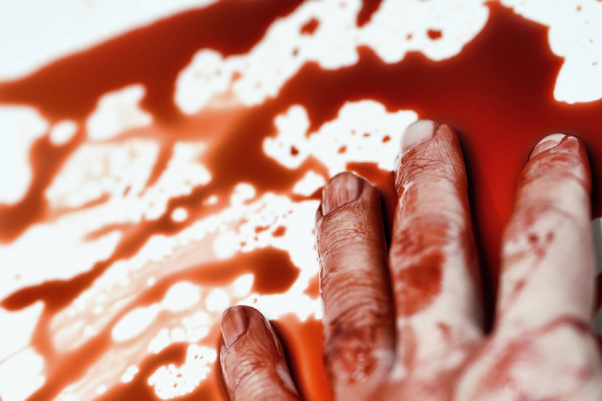 Un bărbat a ÎNGROZIT Focşaniul, în prag de Halloween: S-a TĂIAT cu sârmă ghimpată şi a SCRIS CU SÂNGE pe pereţi