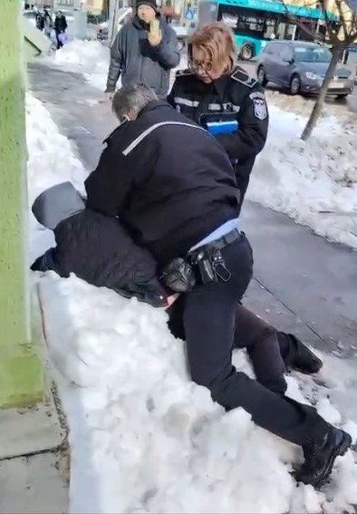 Forță și cătușe, tactică de intervenție la parcări ilegale. Agenții de la Locală nu glumesc cu litera legii (VIDEO)