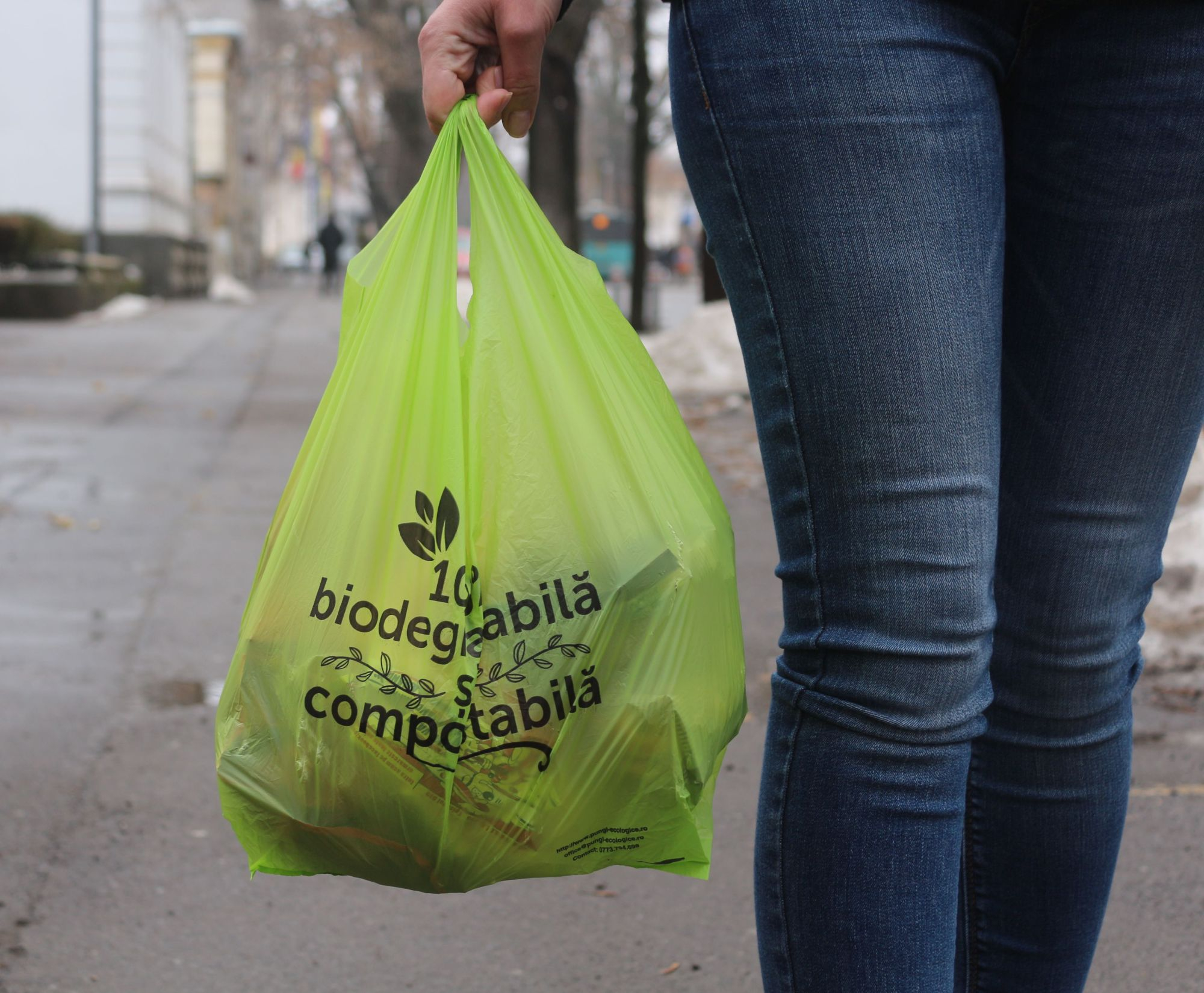 Trendul sacoşelor prietenoase cu natura. Comercianţii gălăţeni au renunţat la pungile de plastic