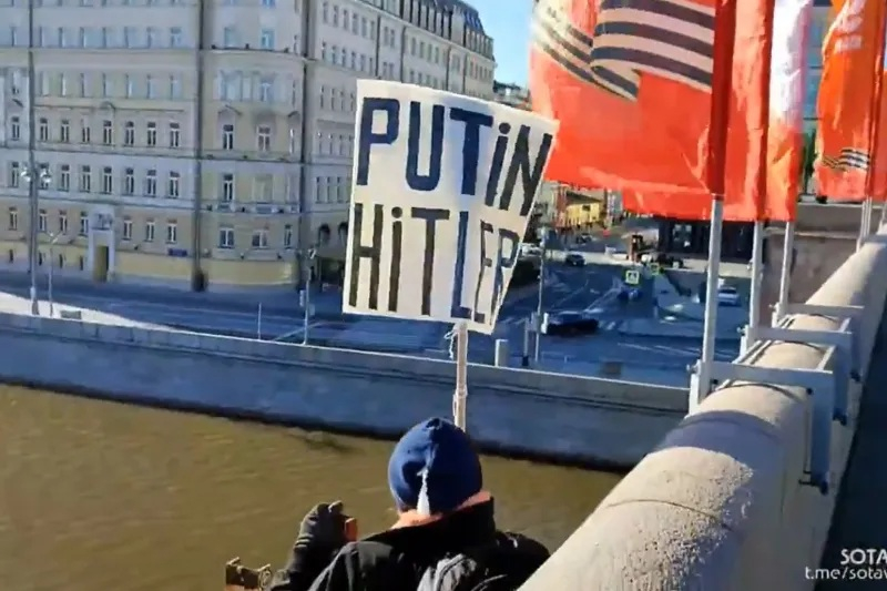 A afișat mesajul „Putin Hitler” lângă Kremlin