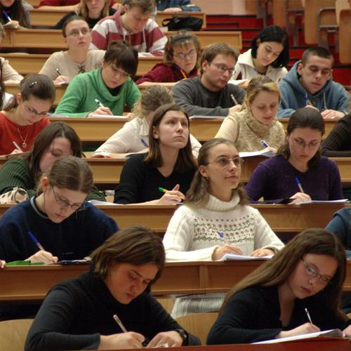 Studenţii cer ca rectorul să nu poată fi ales mai mult de două mandate