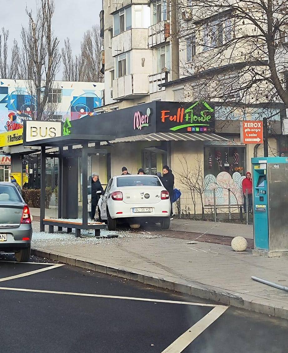 Stație de autobuz distrusă de un taximetrist