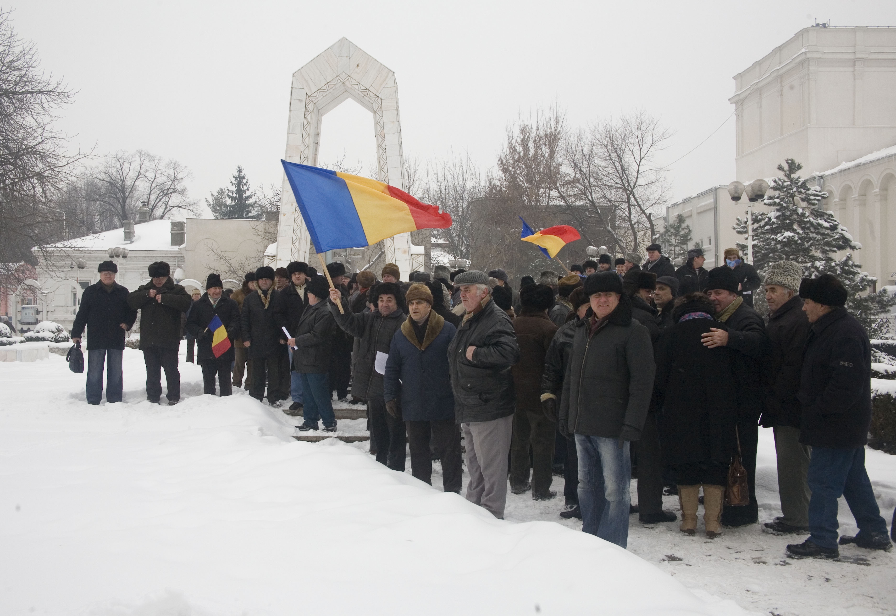 Iarna vine cu îngheţarea pensiilor şi salariilor