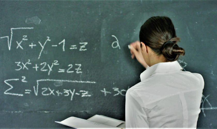 Mii de profesori, plătiți sub salariul minim din învățământ