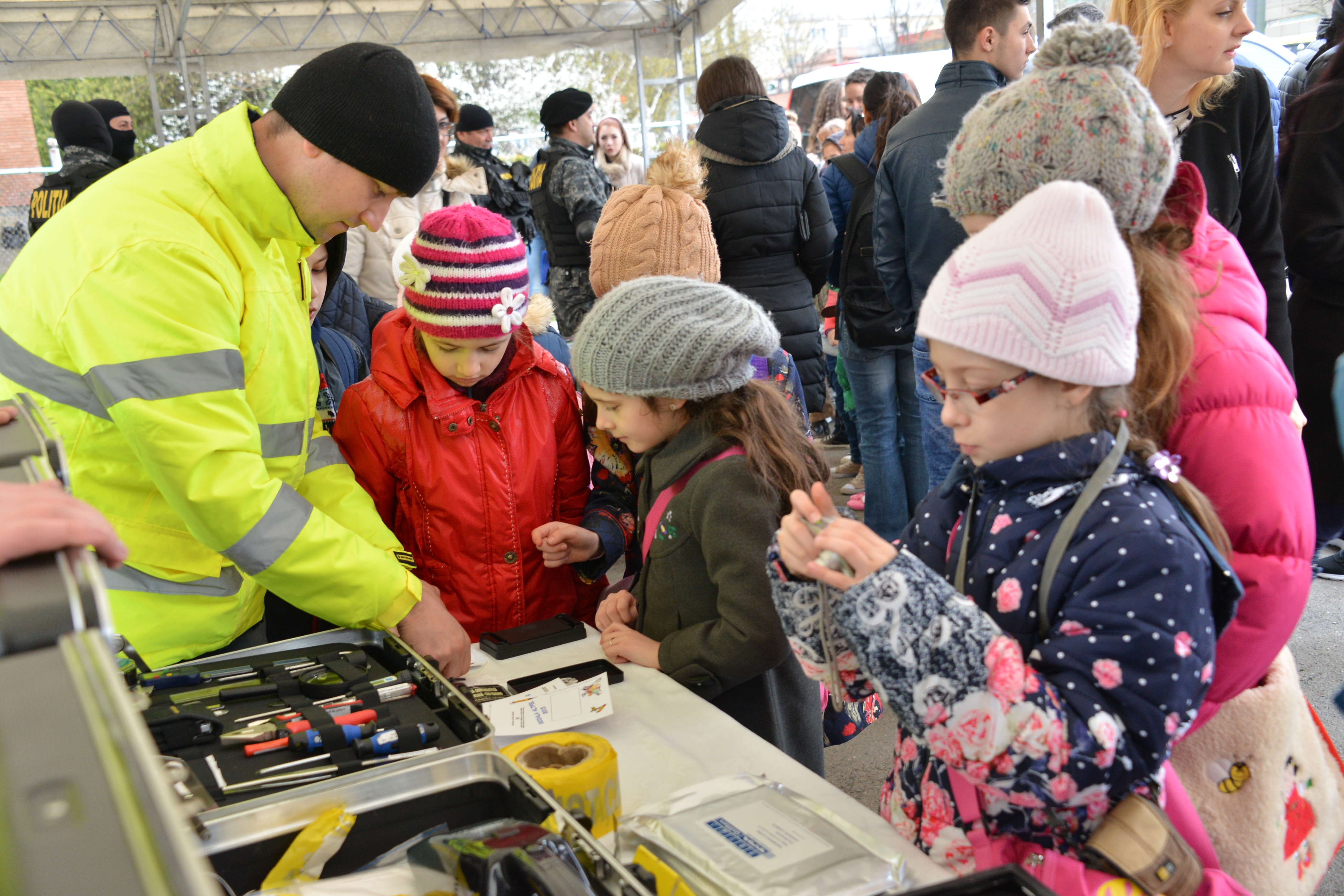 Deschis la poliţie pentru toţi elevii! Expoziţii, sfaturi şi consiliere la „Şcoala altfel”