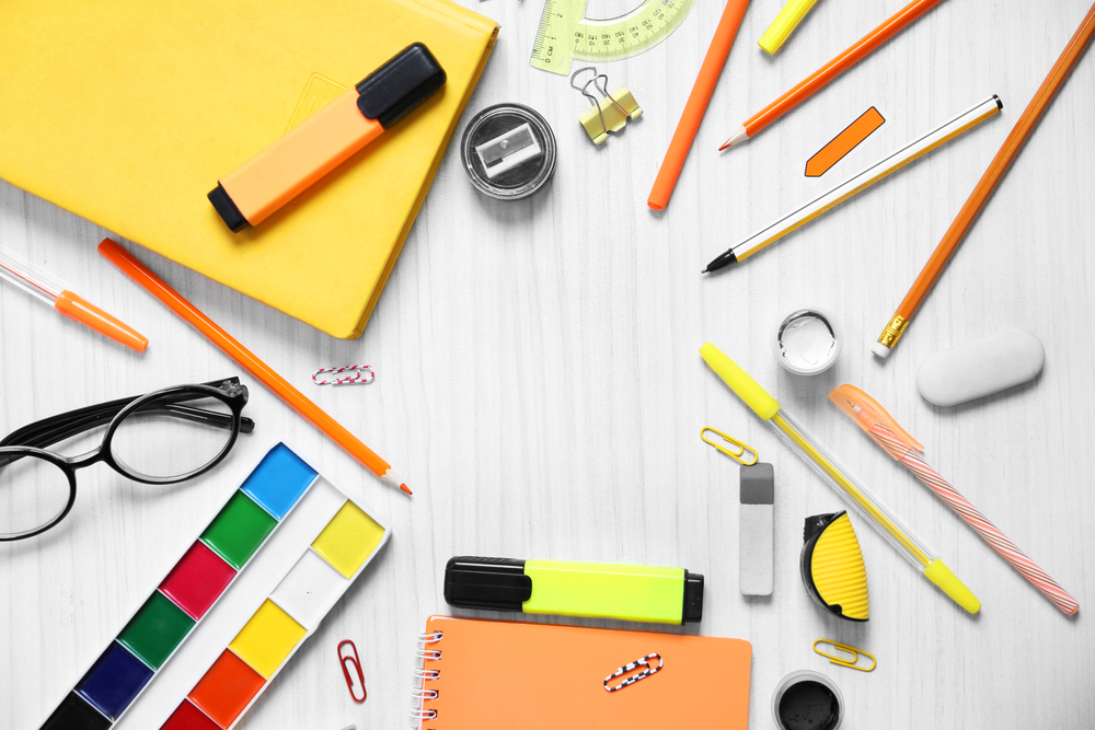 Învăţământ gratuit cu (mulţi) bani de-acasă