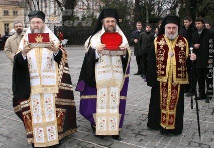 Moaştele Sfântului Vasile cel Mare sunt oferite spre închinare, la Galaţi
