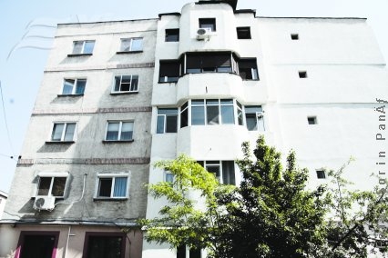 Fetiţă de 8 ani teafără, după ce a căzut de la etajul 3 