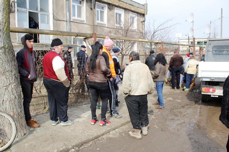 Locatari scoşi afară cu forţa | Au început evacuările la blocurile din Bădălan (FOTO)