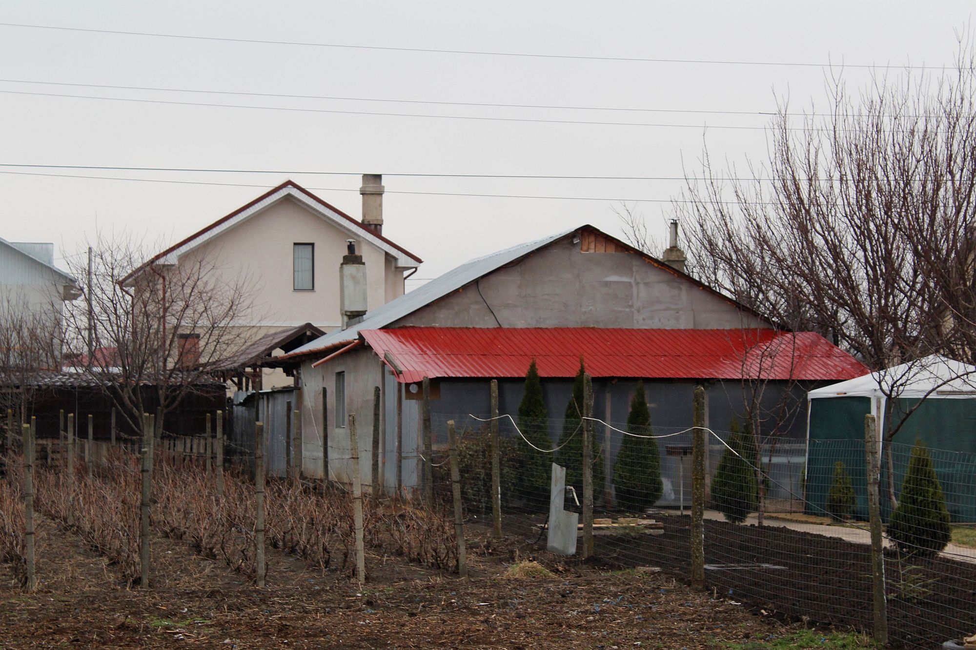 ENERGIA ELECTRICĂ, un lux, la doi paşi de Galaţi. Cum e viaţa fără frigider, bec şi maşină de spălat