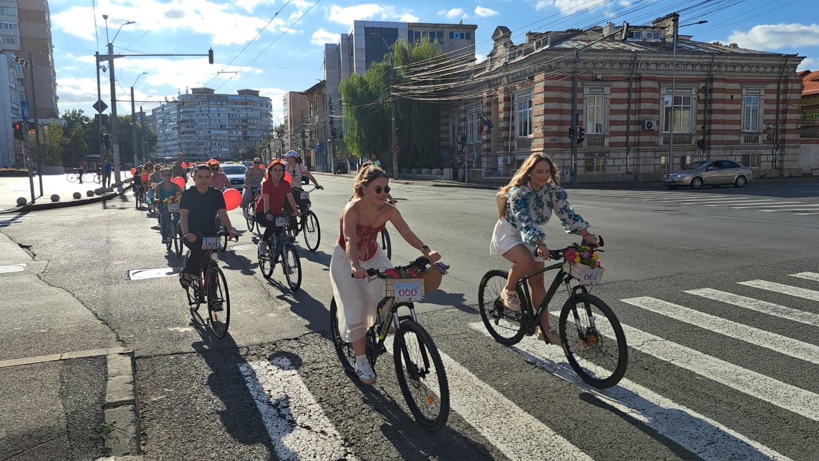 Paradă a feminității și a eleganței, pe două roți. Încă o ediție de succes „SkirtBike” (FOTO)