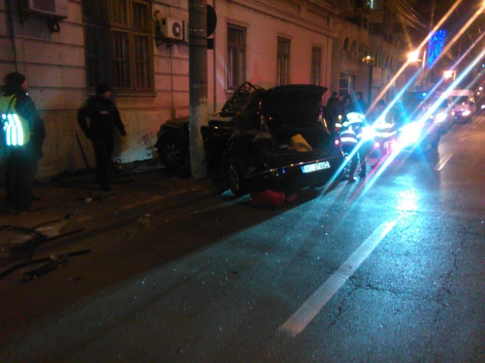ACCIDENT GRAV în faţa Primăriei. Un tânăr care conducea cu MARE VITEZĂ s-a izbit cu bolidul într-un stâlp