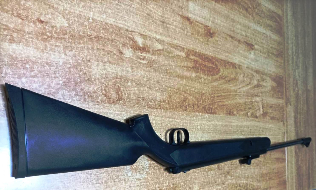 Arme cu aer comprimat în portbagajul unei mașini