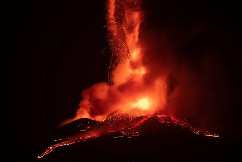Erupție spectaculoasă a vulcanului Etna. Aeroportul din Catania a fost închis