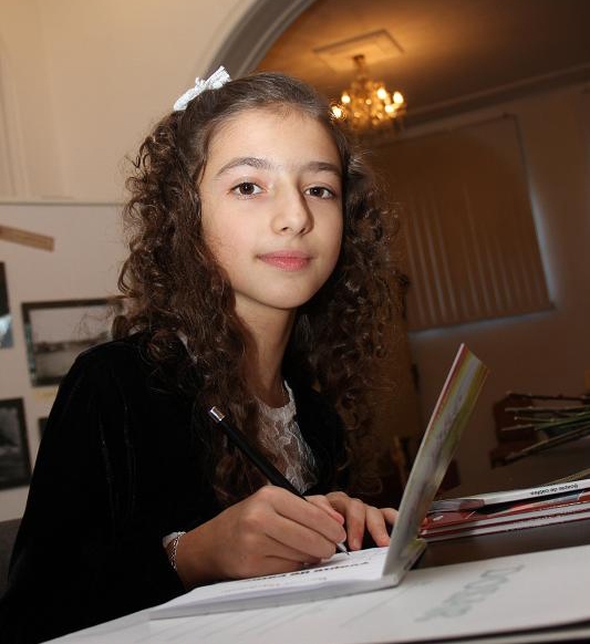 O gălăţeancă, la conducerea Organizaţiei MONDIALE a Copiilor Talentaţi. Elevă de excepţie, cu 30 de premii literare