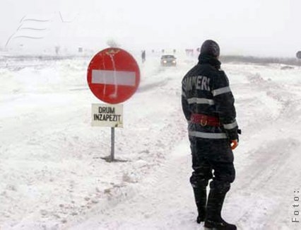 Viscolul blochează 12 drumuri judeţene