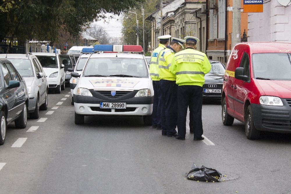 UPDATE Şoferul Mercedesului care a lovit o femeie pe Bălcescu a fost identificat. Iată cum şi-a explicat fuga