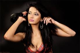 De pe coperta Playboy, în Infinity: DJ Harra face topless la Galaţi