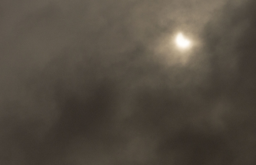 (FOTO&VIDEO) Pândă şi lacrimi în Galaţi la ECLIPSA DE SOARE