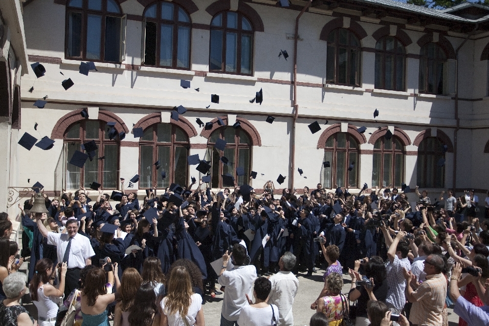 TINERII ŞI ORAŞUL/ Gânduri de absolvenţi CNVA - Liceu pe care-l porţi peste ani în ADN