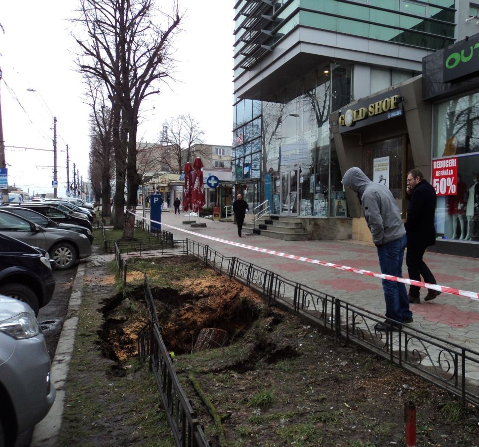GALAŢIUL SURPĂRILOR/ DOUĂ NOI CRATERE şi-au făcut apariţia în oraş (FOTO)