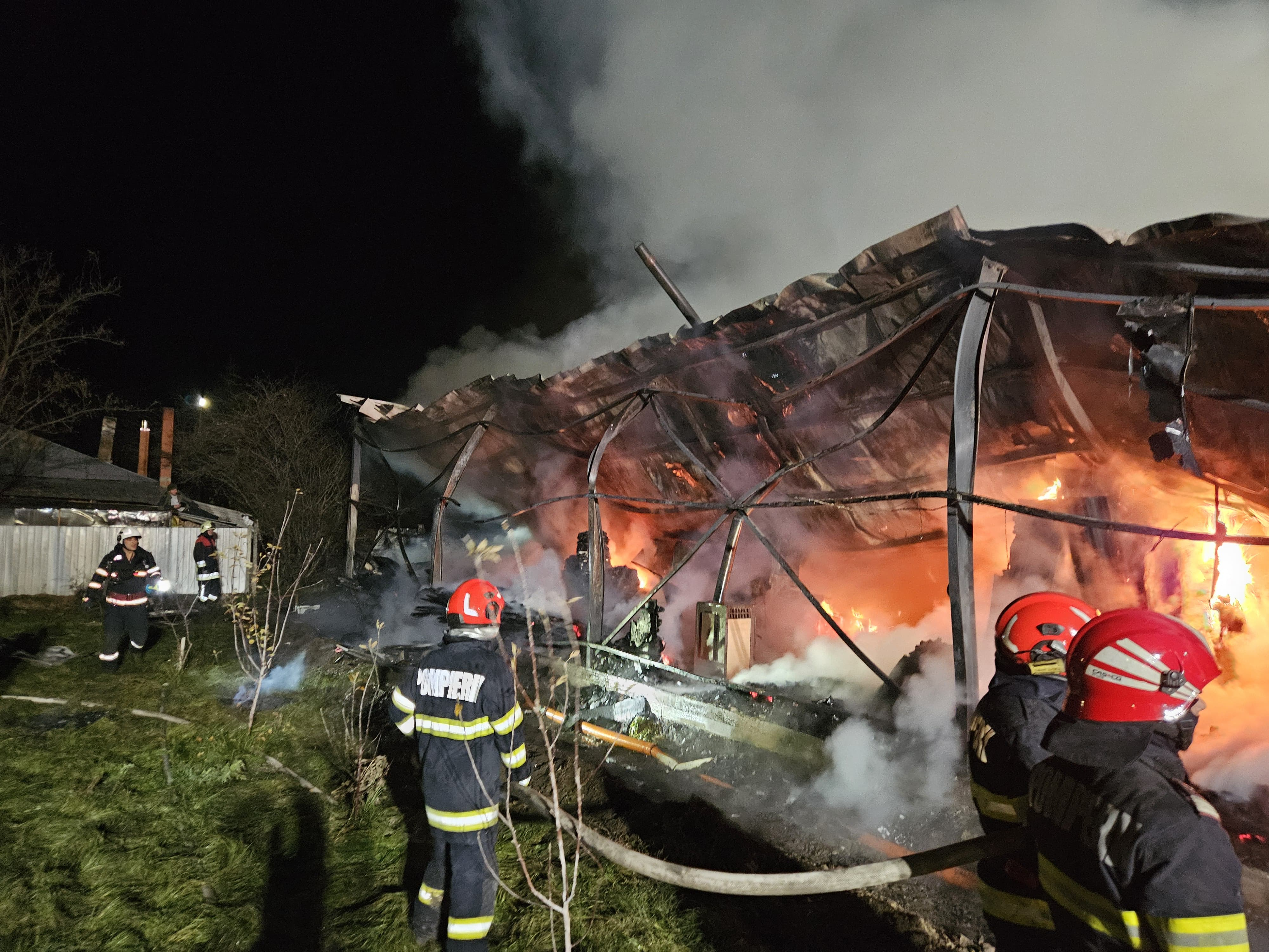 UPDATE: Pompierii au lichidat incendiul de la fabrica de mobilă din Hanu Conachi (foto și video)