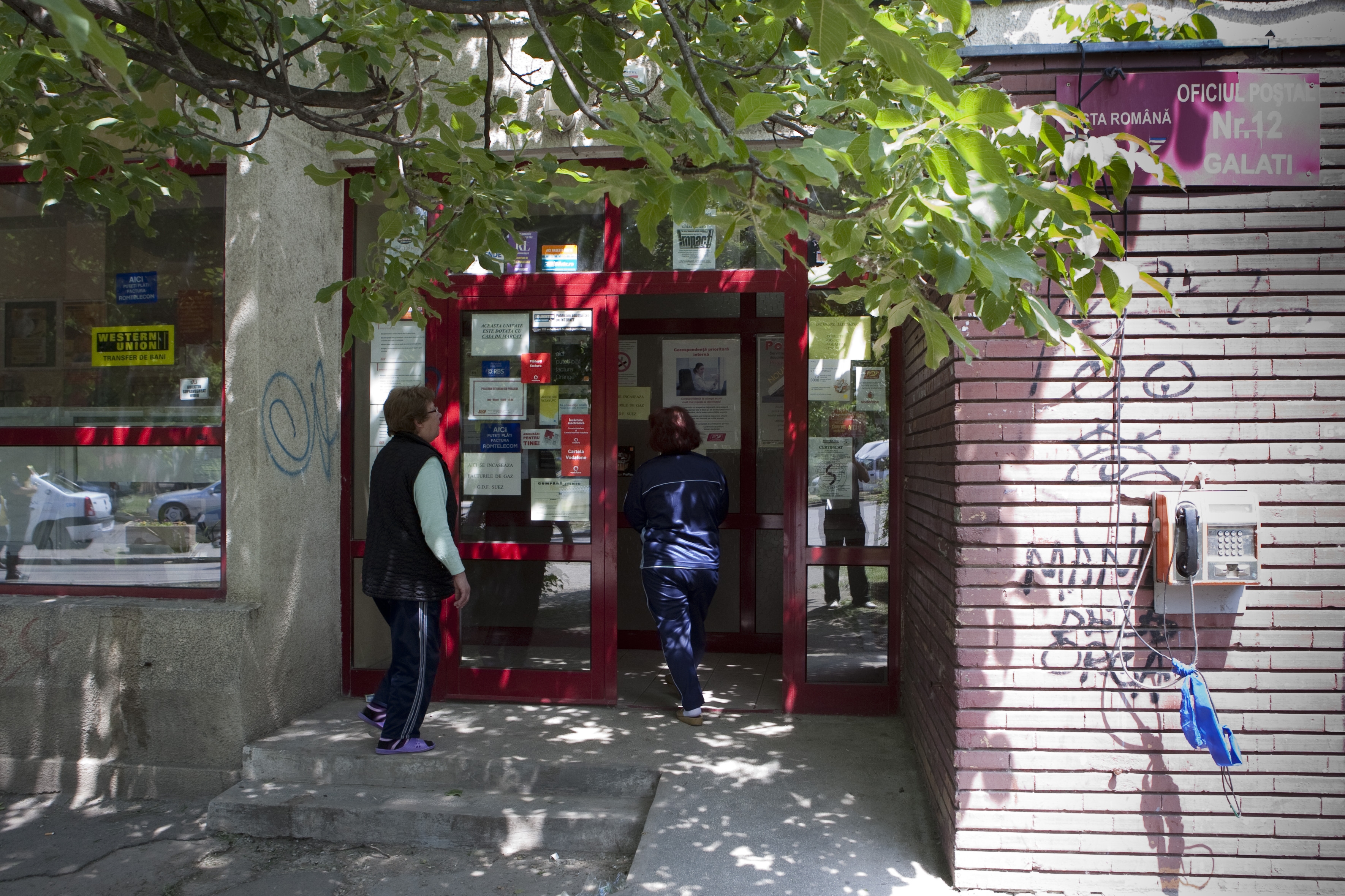 La Poşta din 40, din patru ghişee lucrează doar două! 