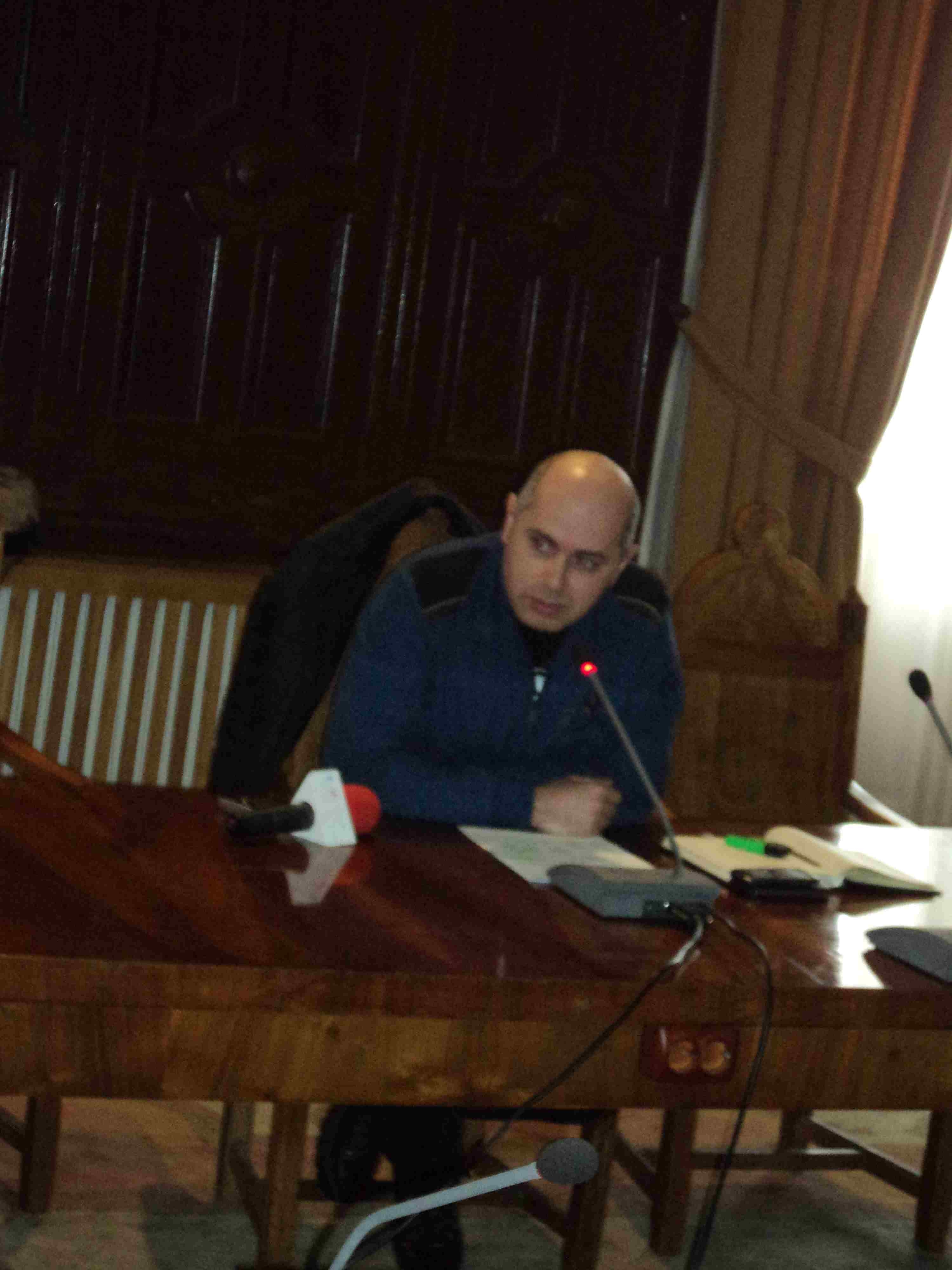 Trei familii de pădurari, izolate de nămeţi