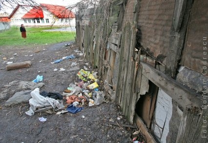 Copiii străzii, în curtea Şcolii „Nicolae Mantu”