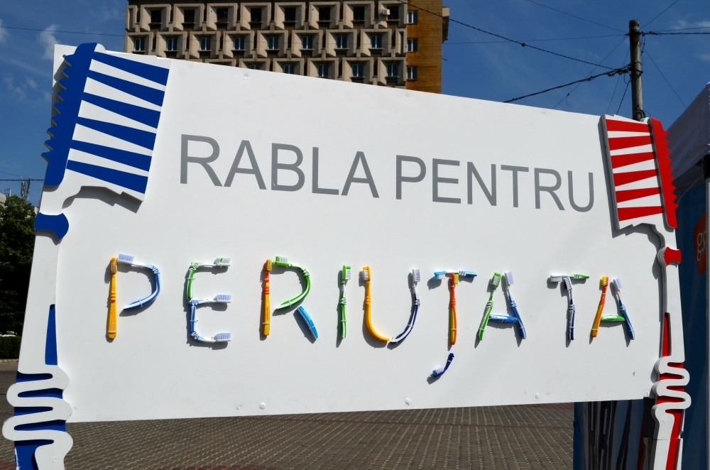 Zâmbeşte România: Gălăţenii au primit periuţă de dinţi nouă, în schimbul celei vechi