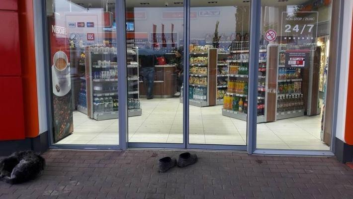 Civilizaţia lasă papucii la intrare