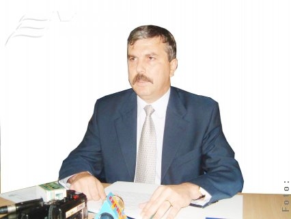 Poliţişti în civil, la pândă, după copaci