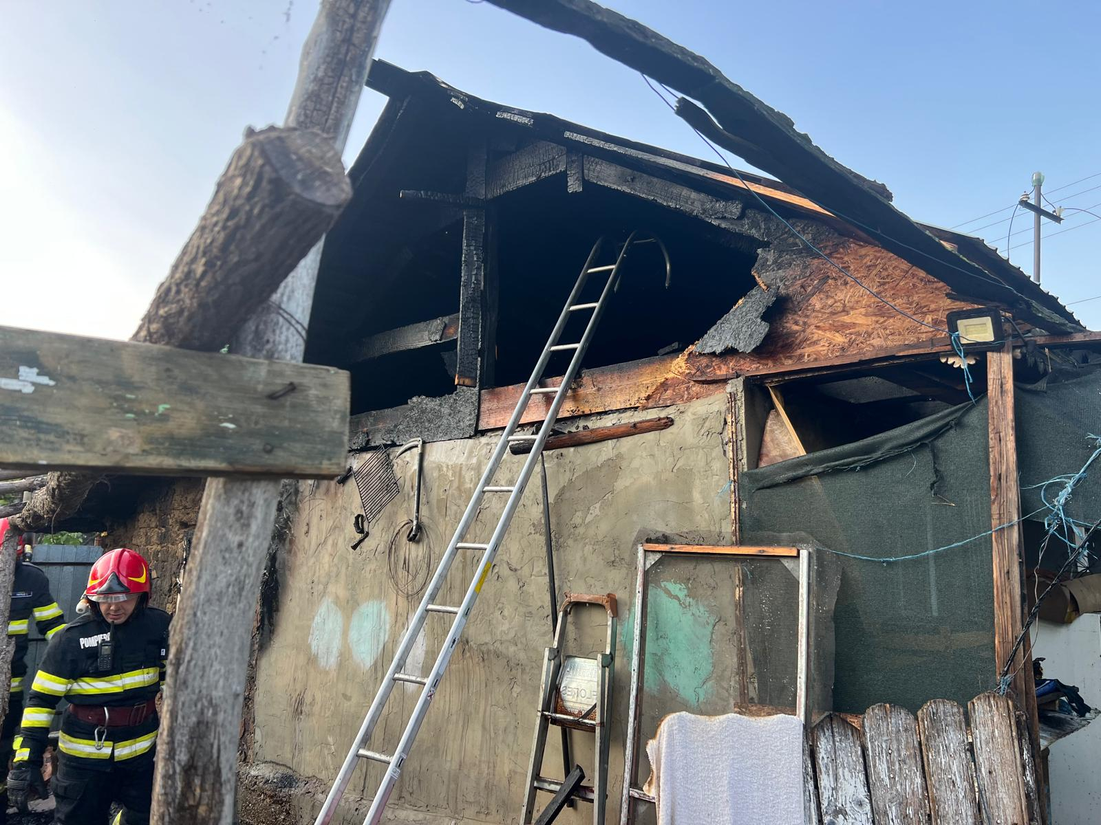 O casă a luat foc de la un aragaz uitat aprins