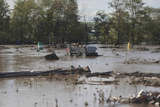 100 de familii din Pechea locuiesc încă în module sau la rude