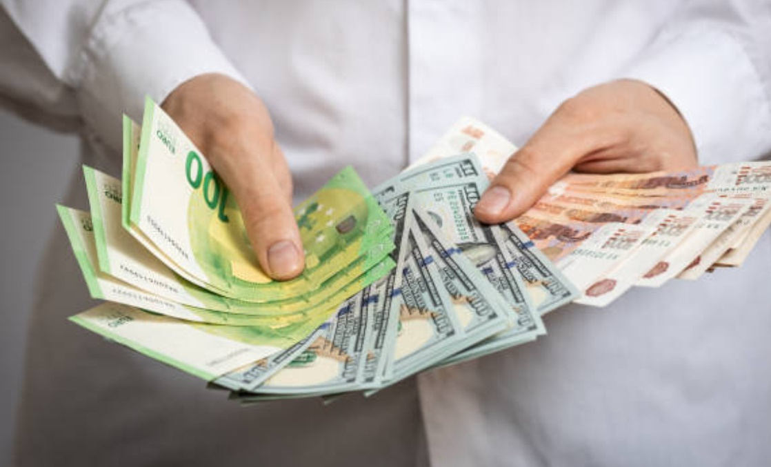 Euro a fluctuat în martie într-un culoar de jumătate de ban