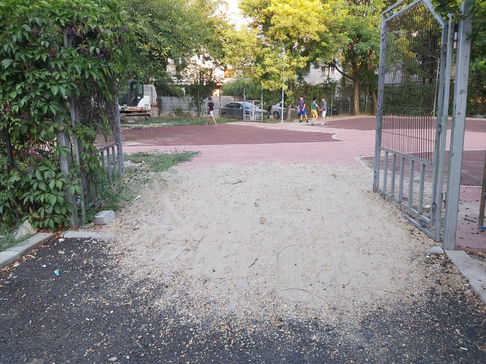 La joacă, pe șantierul abandonat al unui parc (ne)modernizat din Siderurgiștilor Vest (FOTO)