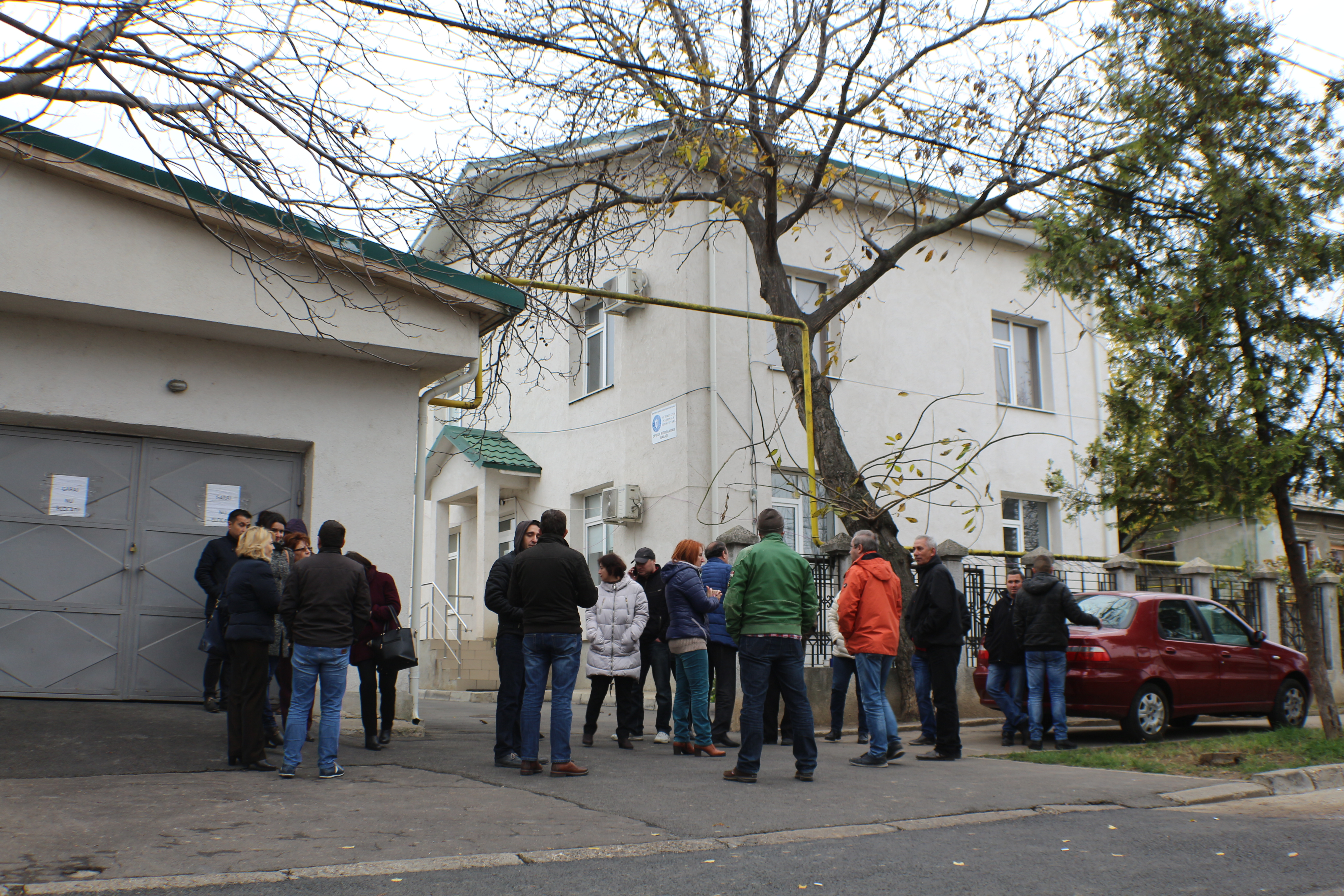Nu vor salarii mai mari, dar nici mai mici. Protest spontan la APIA