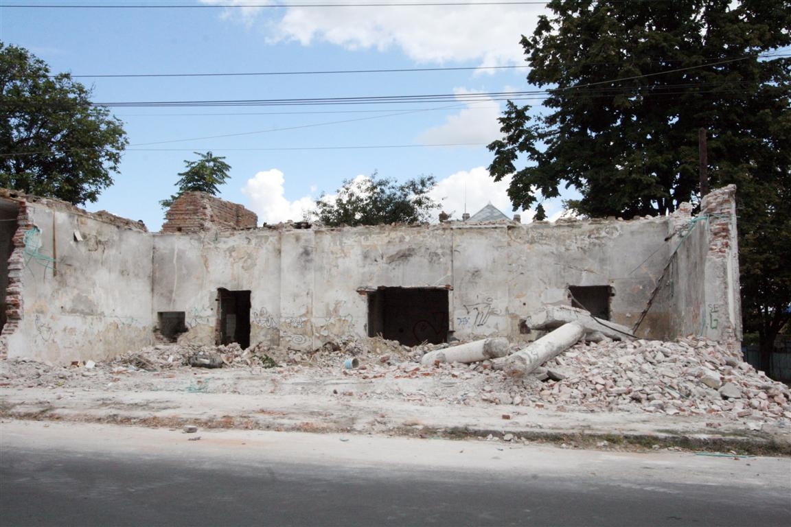 Clădire spulberată cu ciocanele, pe Traian, colţ cu Vultur 