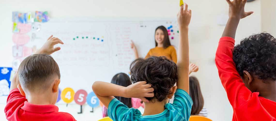 Continuă distribuirea de fructe şi lapte în școli