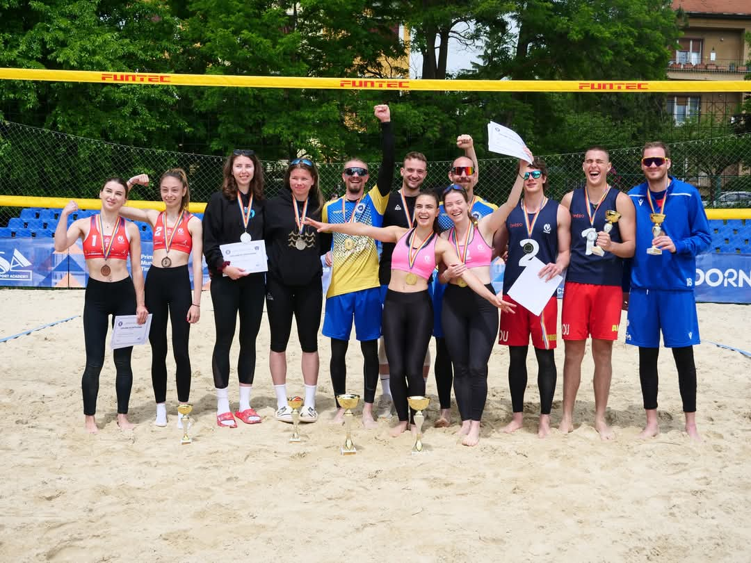 Medalii de bronz la volei pe plajă. Din sportul gălățean
