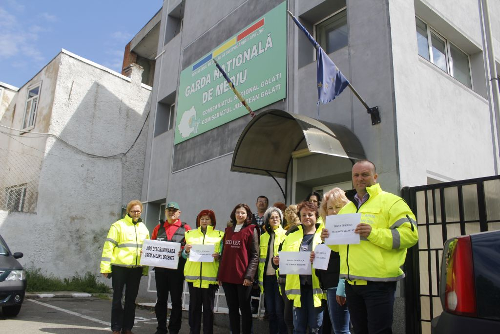 PROTEST pe termen nelimitat. Angajaţii Gărzii de Mediu cer salarii mai mari