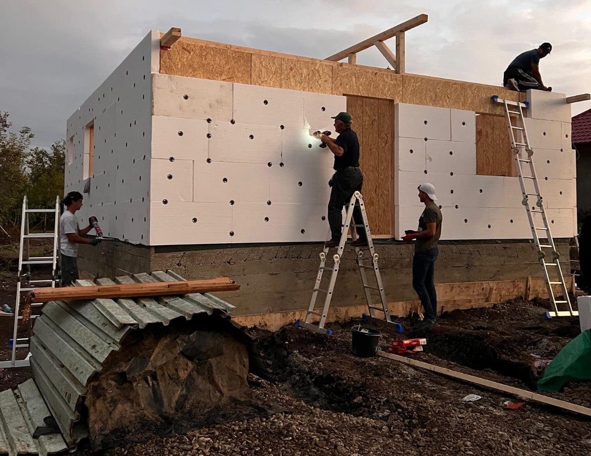 Copiii rămași fără adăpost în urma inundațiilor se mută în casă nouă