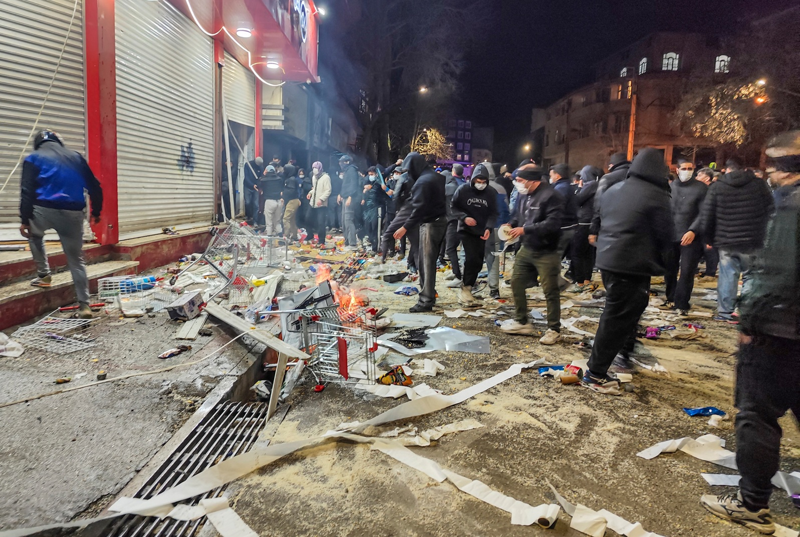 Zeci de morți și izolare digitală în Iran