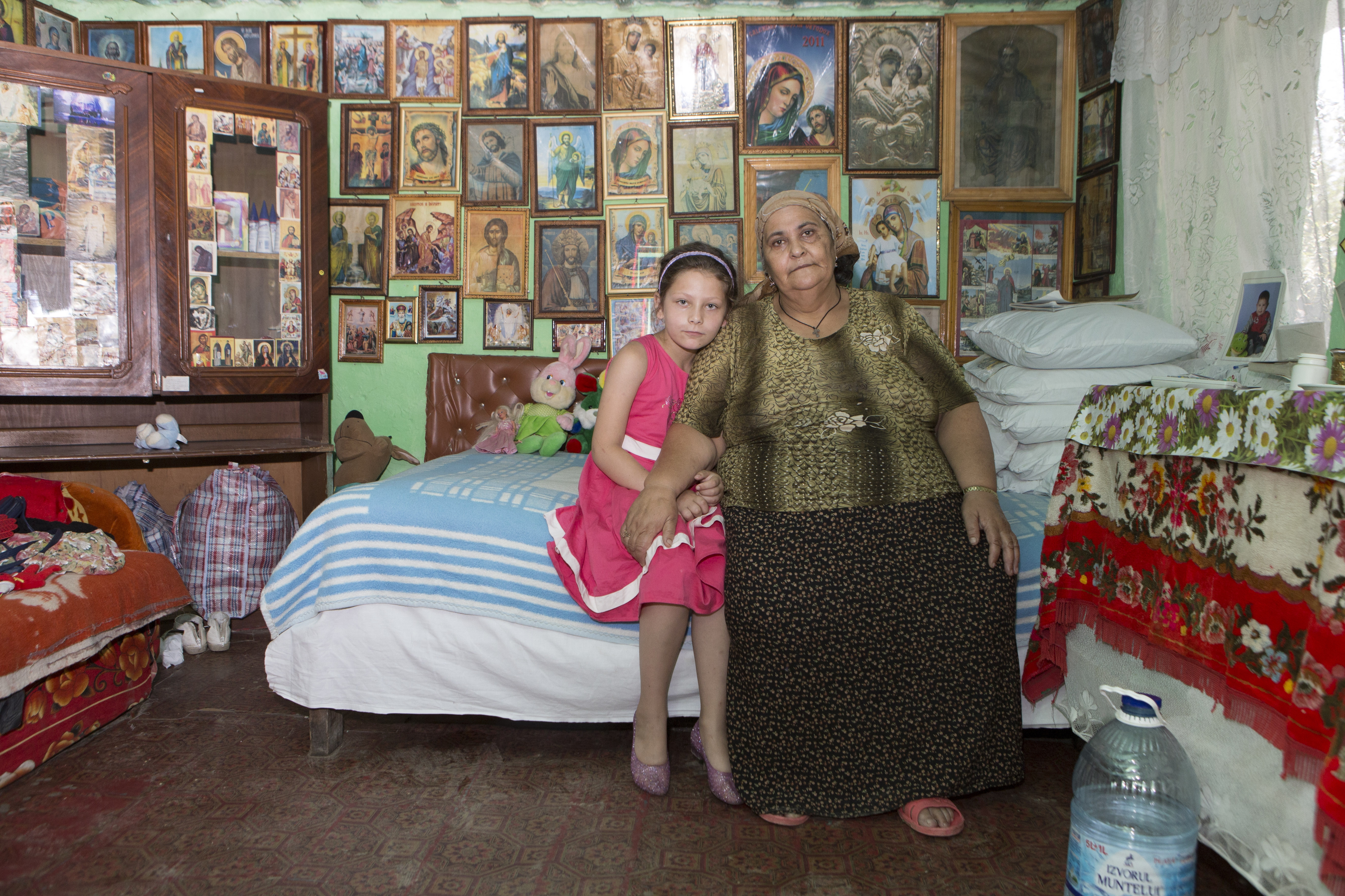 O FATĂ de doar ŞAPTE ani şi bunica ei vor fi EVACUATE din casă