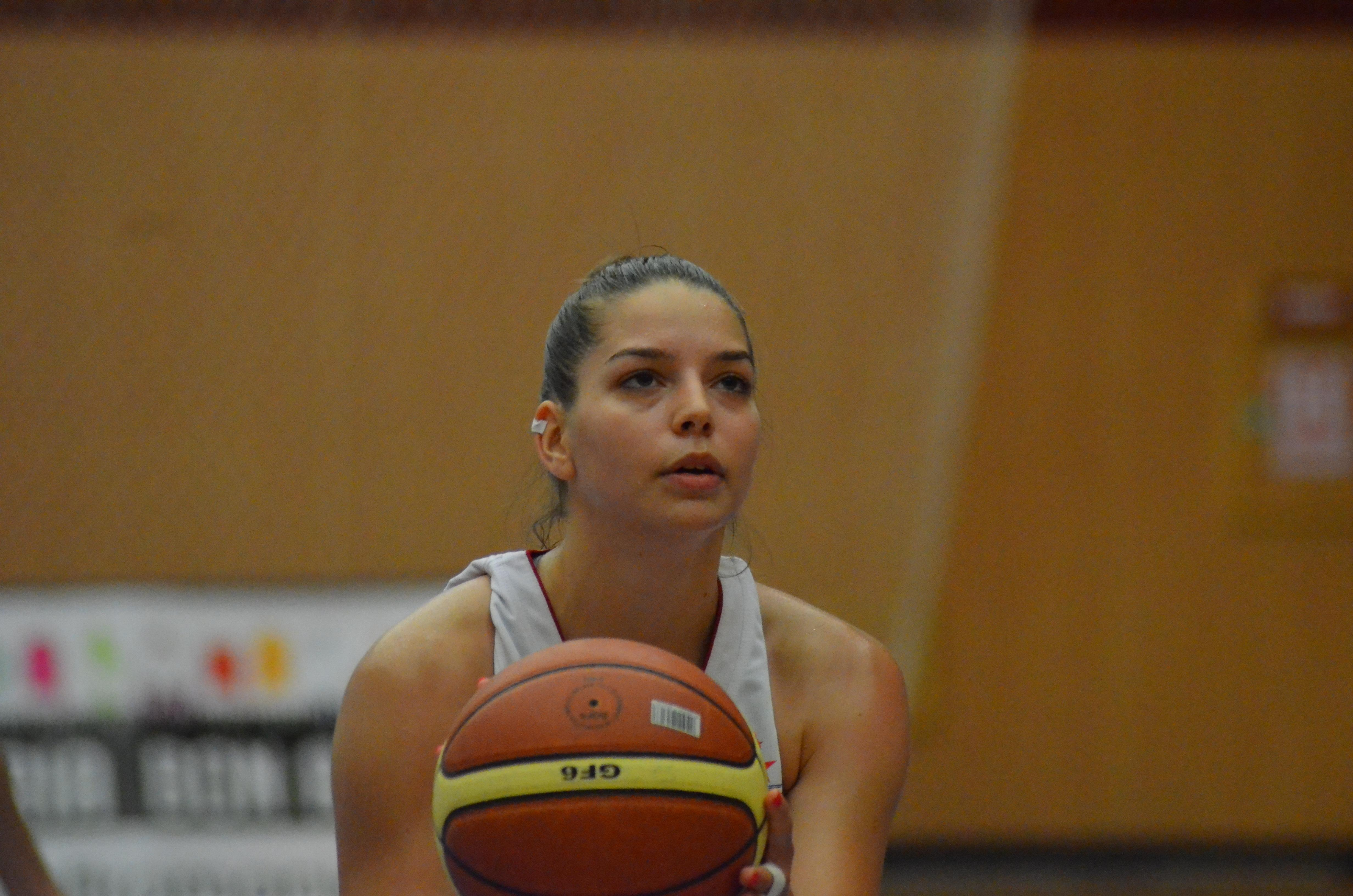 Alexandra Dumitrache, convocată la naţionala de baschet