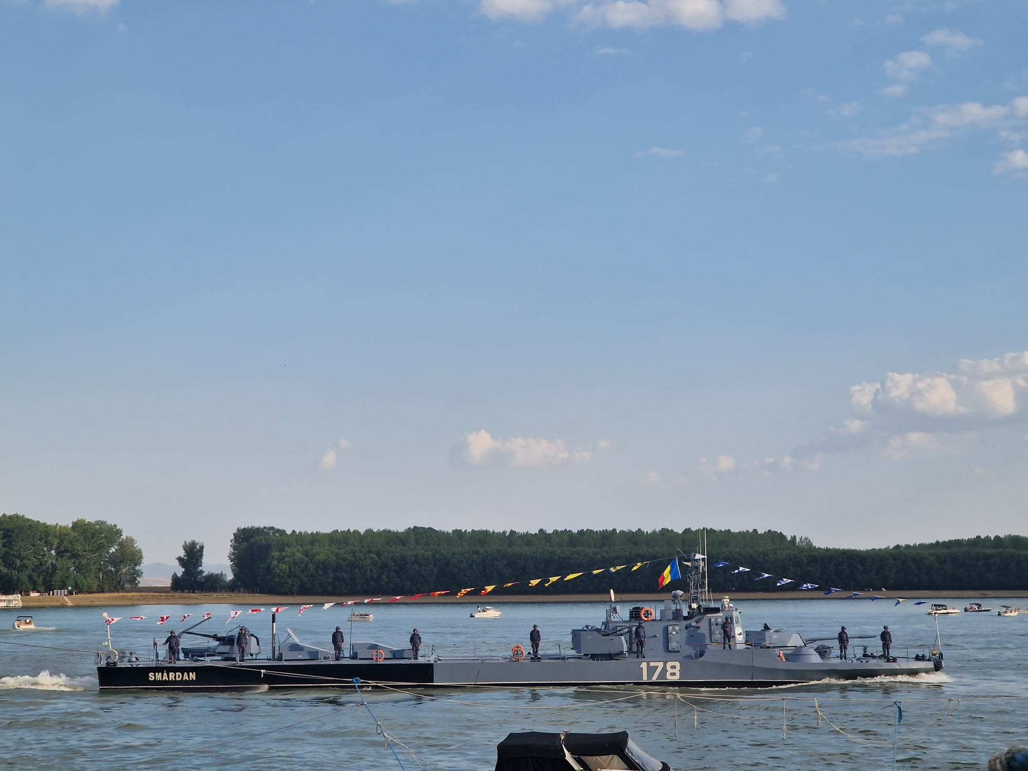 Marele pavoaz, una dintre bucuriile de Ziua Marinei
