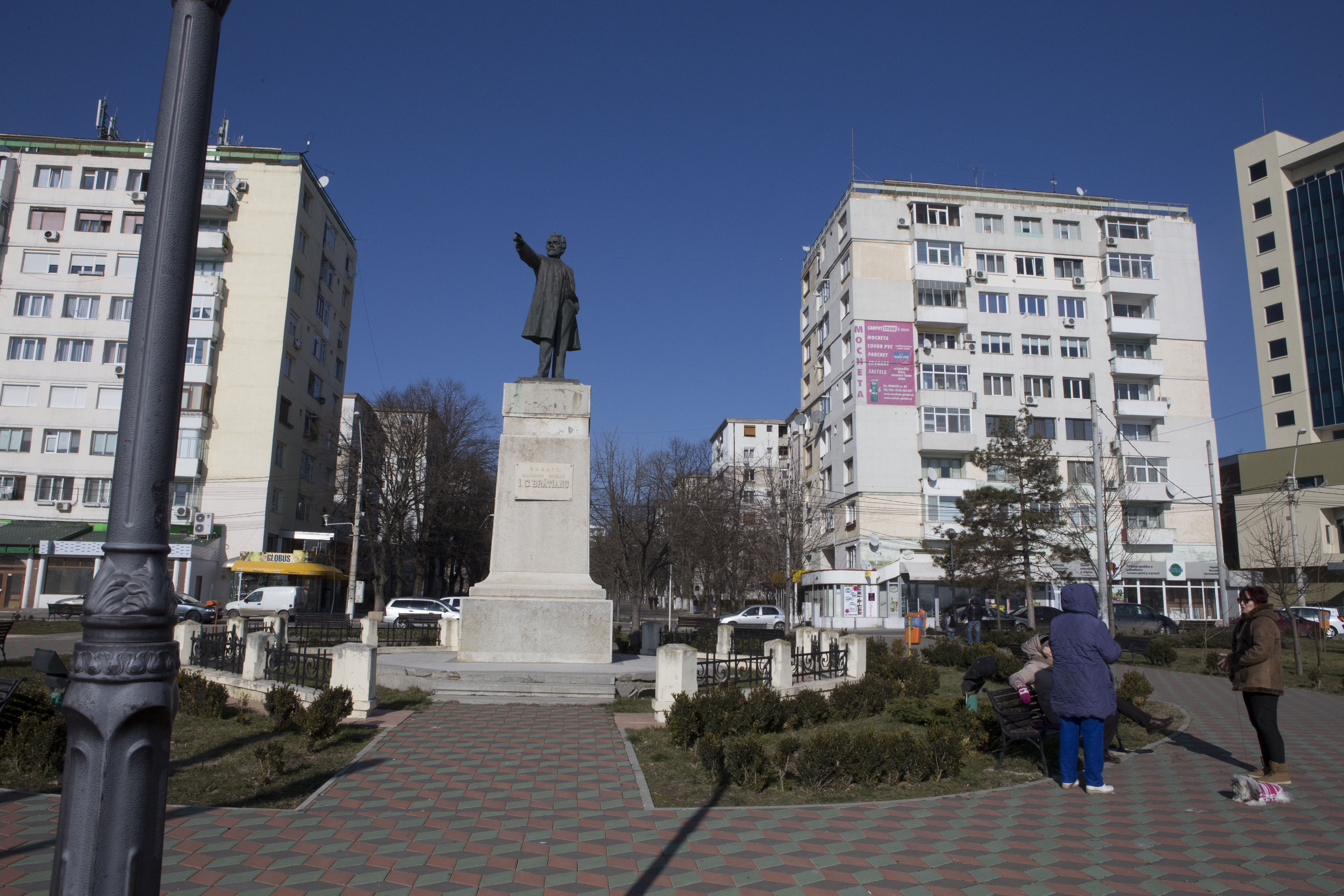COMORI DE PATRIMONIU/ Statuia ascunsă de COMUNIŞTI în grajdul Primăriei