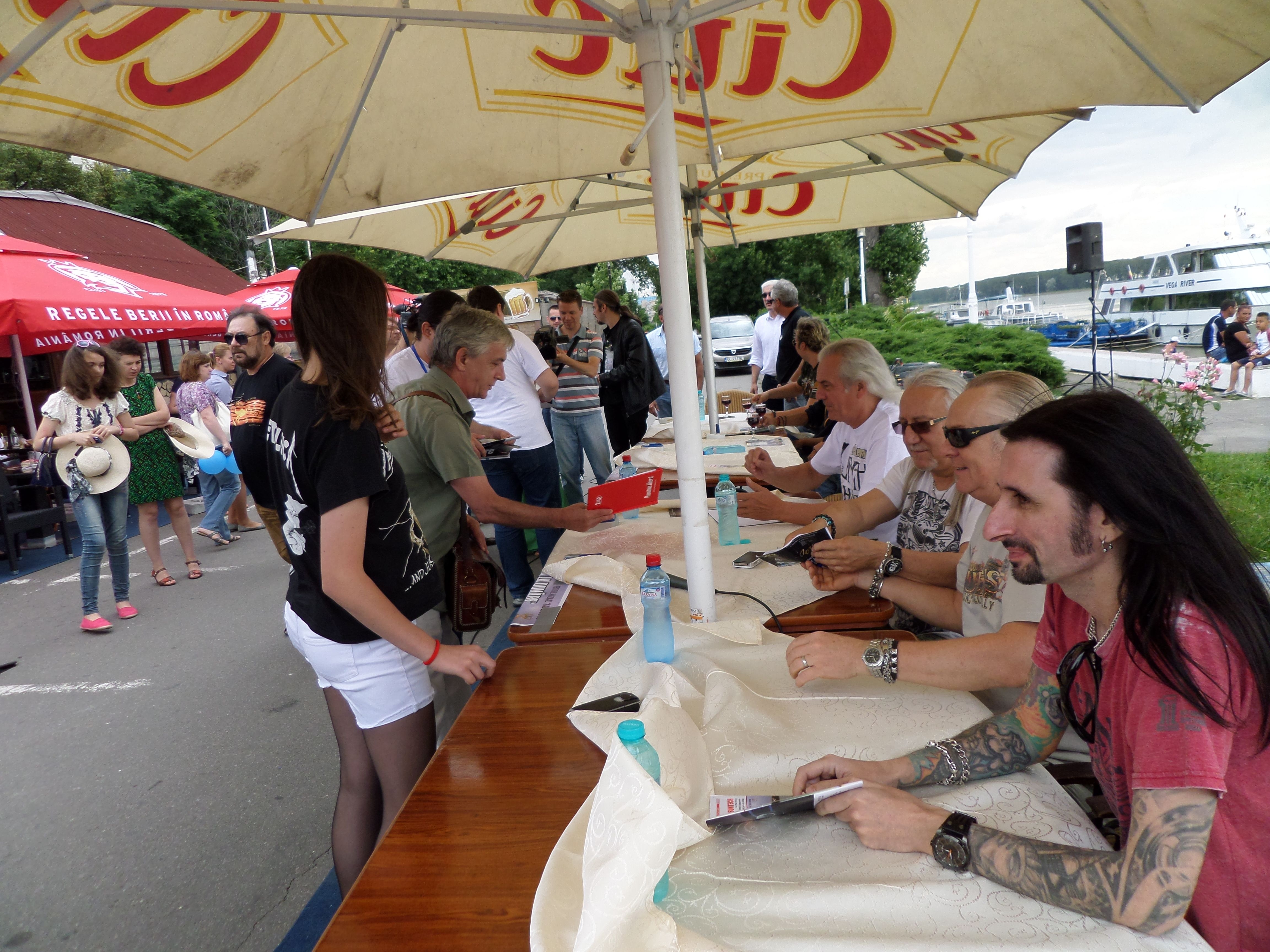 Membrii formaţiei Uriah Heep s-au fotografiat cu fanii pe Faleză