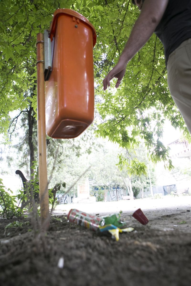 Campanie VL "Să-ţi pese de Galaţi!": Paharul de lângă coşul de gunoi