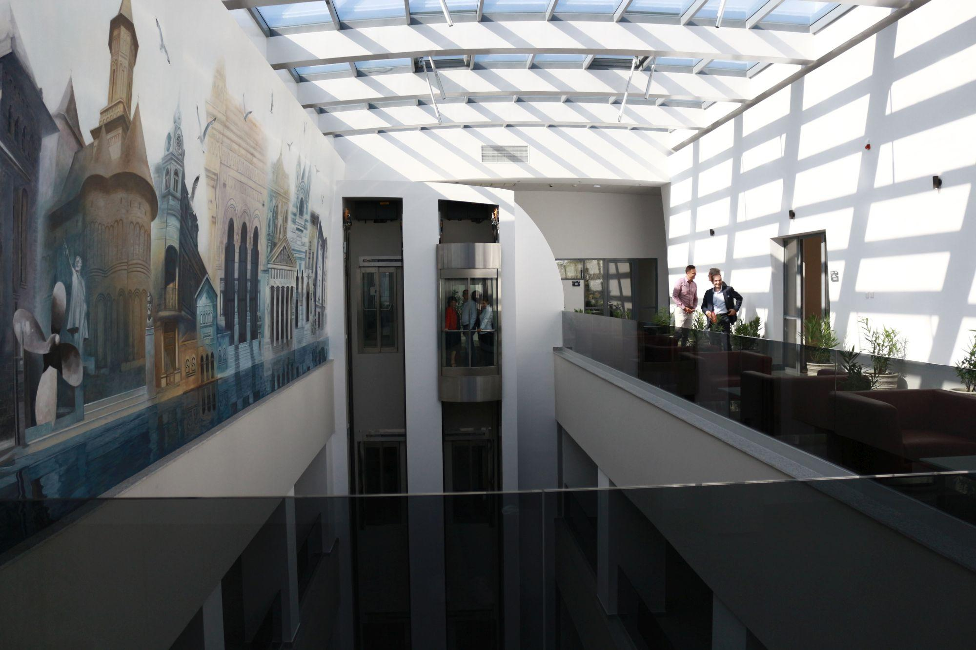 Cine face curăţenie în birourile Primăriei